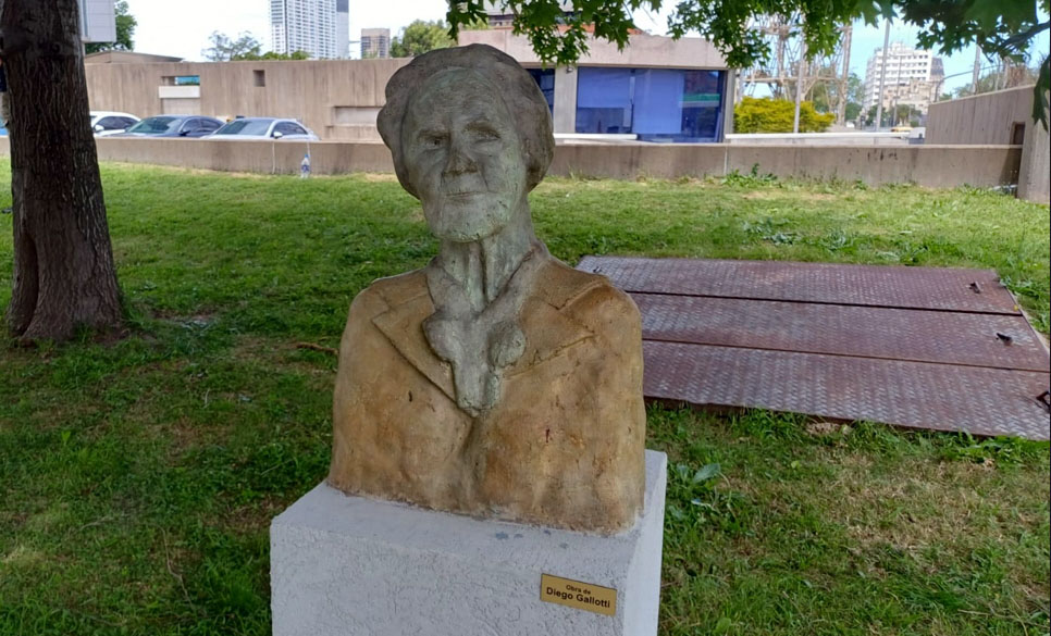 Busto Alicia Moreau de Justo