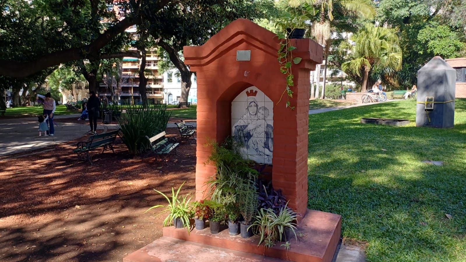 Plaza Vicente López y Planes