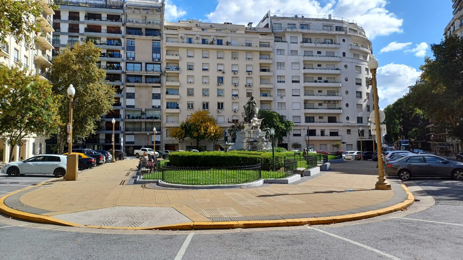 Plaza Carlos Pellegrini