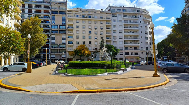 Plaza Dr. Carlos Pellegrini